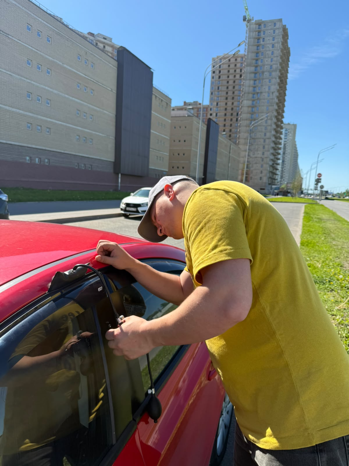 Аварийное вскрытие автомобиля мастером в Гатчине
